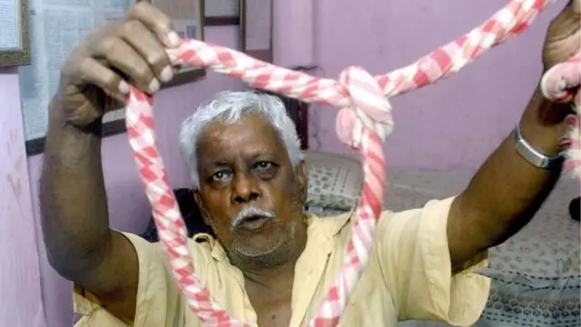 ફંદા સાથે ધનંજયને ફાંસી આપનાર જલ્લાદ નાટા મલિક