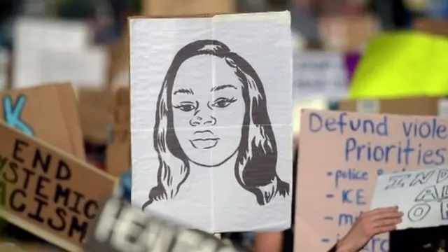 Cartel con el rostro de Taylor