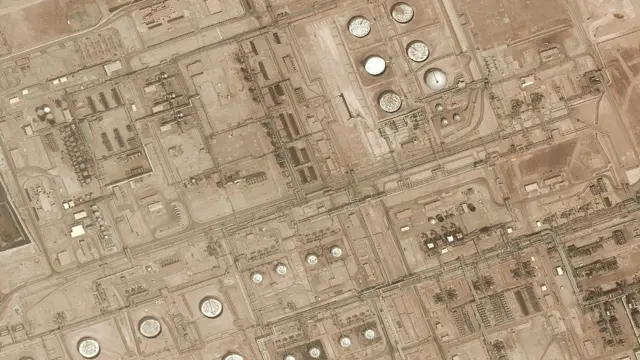 সৌদি আরবের আবকাইক তেল শোধনাগার (কৃত্রিম উপগ্রহ থেকে তোলা ছবি), ১৮-০৪-২০১২।