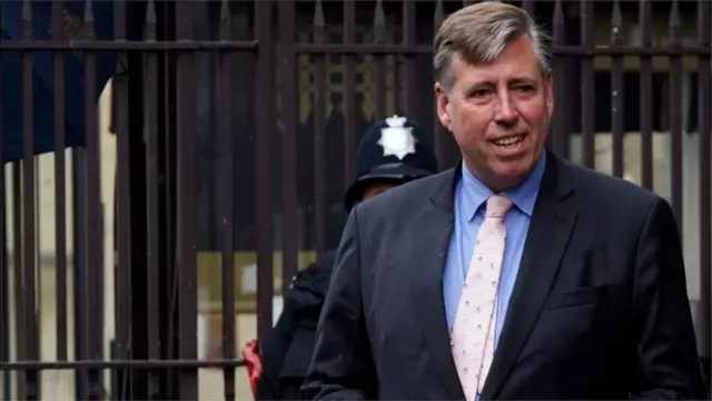 કન્ઝર્વેટિવ સાંસદ ગ્રાહમ બ્રેડી પાર્ટીની '1922 કમિટી'ના ચૅરમૅન છે. આ કમિટી પાર્ટીના નેતાને ચૂંટે છે