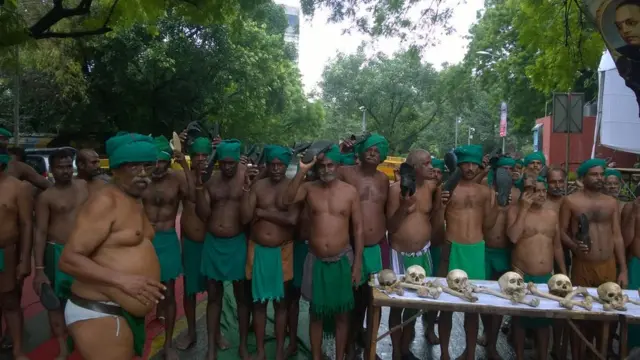 டெல்லி ஜந்தர் மந்திரில் தமிழக விவசாயிகள் தங்களை தாங்களே செருப்பால் அடித்து போராட்டம்