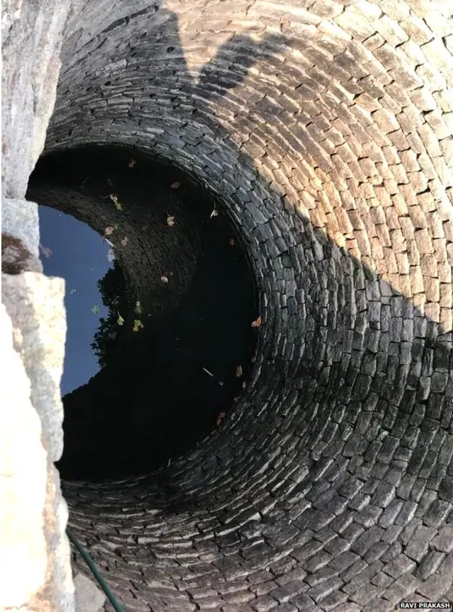 ऐसे कुओं का पानी पीने को मजबूर हैं लोग