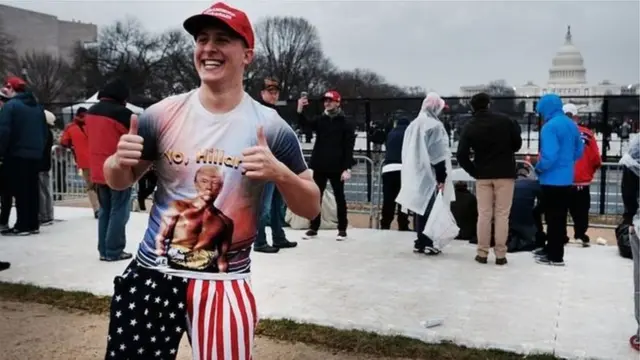 สำหรับบางคน งานครั้งนี้ถือเป็นโอกาสที่จะแสดงความตื่นเต้นยินดีและความรักชาติ พร้อมกับการย้ำเตือนถึงชัยชนะของนายโดนัลด์ ทรัมป์เหนือนางฮิลลารี คลินตัน คู่แข่งจากพรรคเดโมแครต