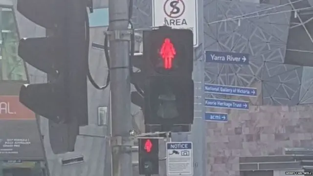 मेलबर्न शहरातल्या ट्रॅफिक लाईट सिग्नलवरील महिला पात्रं.