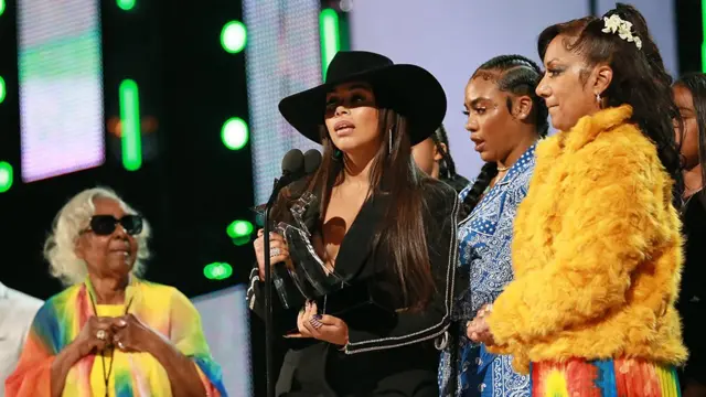 ላውረን ለንደን ምስ ስድራቤት ኒፕሲ ሃስል