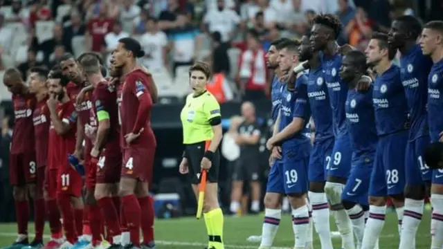 Wachezaji wa Chelsea na wenzao wa Liverpool