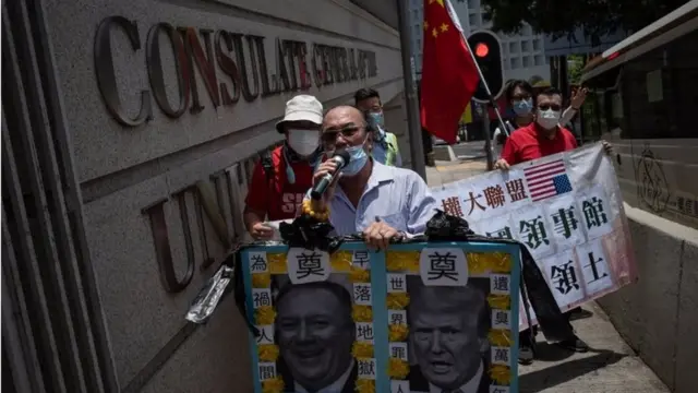 हॉन्ग-कॉन्ग में मौजूद अमरीकी दूतावास के बाहर चीन के समर्थन में लोग प्रदर्शन कर रहे हैं.