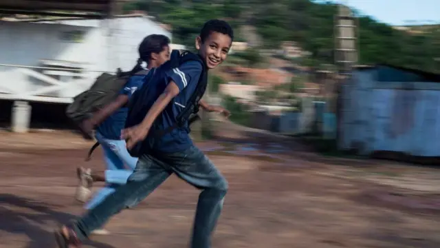 Crianças voltando da escola na ocupação