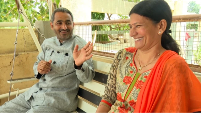 પત્ની નીતાબેન સાથે જગદીશ ત્રિવેદીની હિંચકા પરની તસવીર