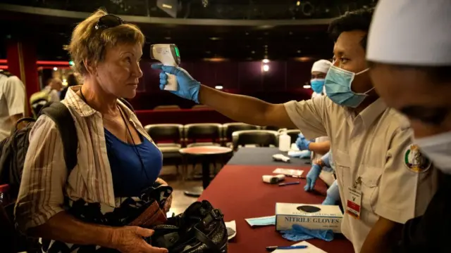 Pasajera a la que le toman la temperatura