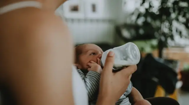 Bebe tomando mamadeira