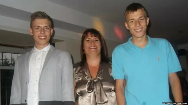 ਐਲੇਕਸ ਆਪਣੇ 18ਵੇਂ ਜਨਮਦਿਨ ਮੌਕੇ ਮਾਂ ਅਤੇ ਭਰਾ ਨਾਲ