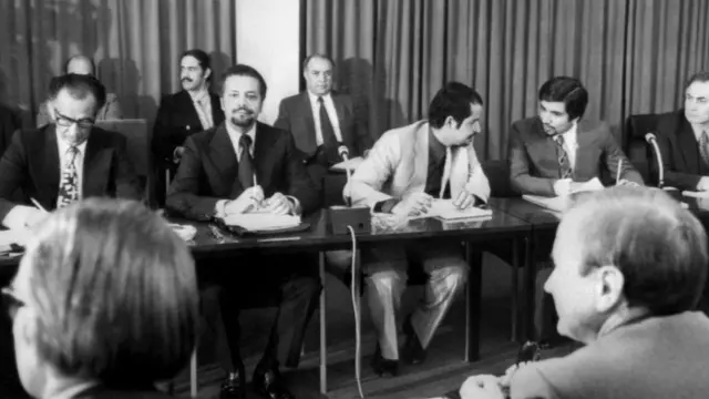 زکی یمانی در کنار جمشید اموزگار (سمت چپ تصویر) در اجلاس اوپک - اکتبر ۱۹۷۳