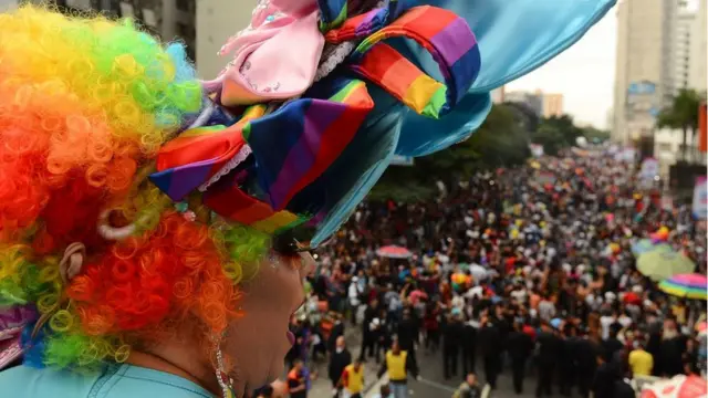 DRAG QUEEN observa multidao na parada LGBTapostaganha bet aviatorSão Paulo