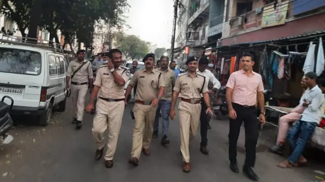 गश्त करती पुलिस