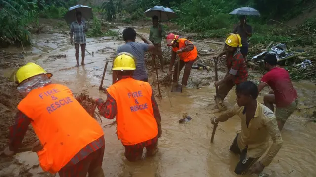 উদ্ধার কাজ চালাচ্ছেন কর্মীরা