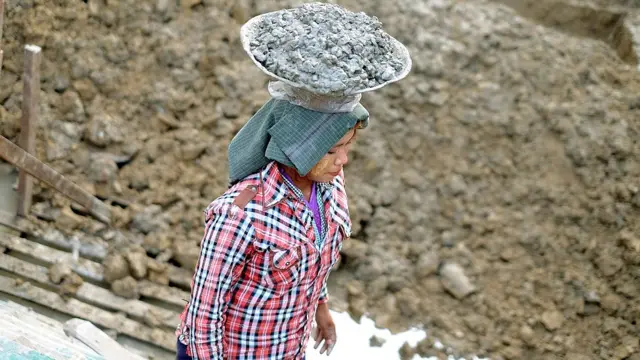 ဆောက်လုပ်ရေးလုပ်ငန်းအလုပ်သမားအမျိုးသမီးတစ်ဦး