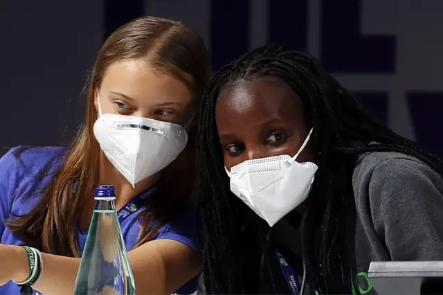 Yar kasar Swedin Greta Thunberg mai rajin kare muhalli daga hagu sai kuma tta kasar Uganda Vanessa Nakate daga dama a wani taron yan jarida da aka yi a Milan a ranar 28 ga watan Satumba 2021