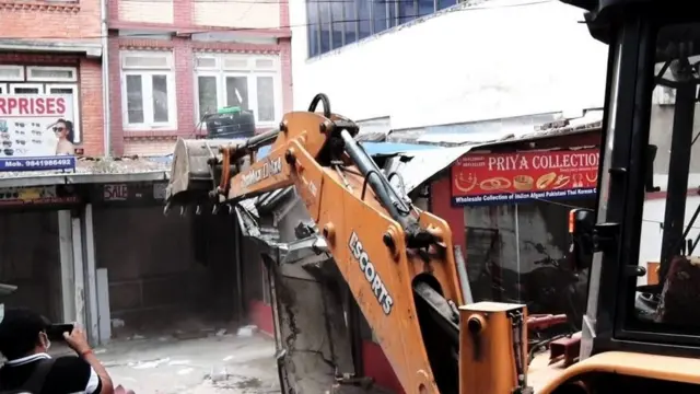 अनधिकृत संरचना हटाउँदै