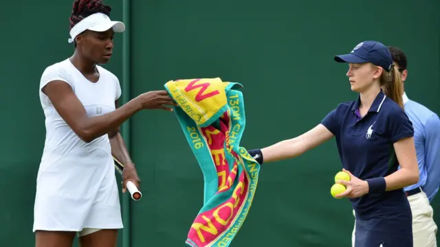 Venus Williams recibiendo una toalla.