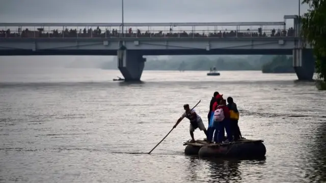 Migrantes en una balsa