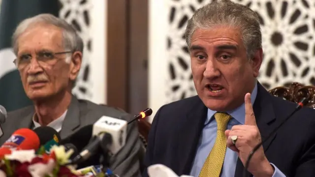 પાકિસ્તાનના વિદેશ પ્રધાન શાહ મહેમુદ કુરેશી અને સંરક્ષણ પ્રધાન પરવેઝ ખટક (ડાબે)