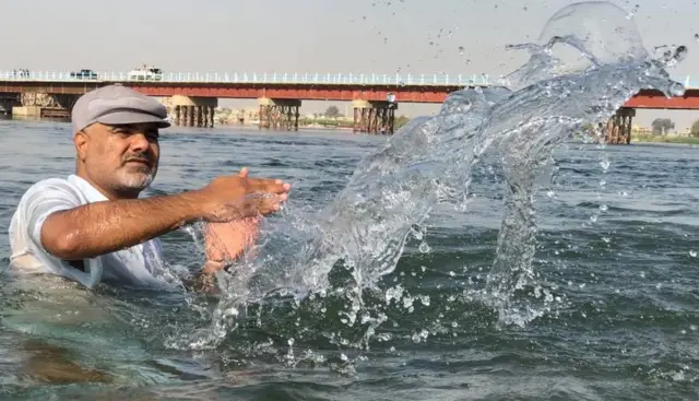 عبود في نهر الفرات