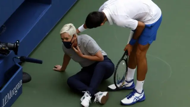 Novak Djokovic con la jueza de línea.