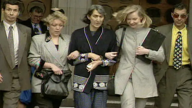 కుటుంబ సభ్యులతో మహమూద్ భార్య లారా