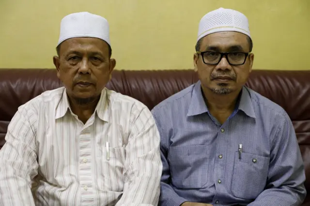 สุกรี ฮารี หารือกับ อาหามัด ชูโว ซึ่งทั้งคู่เป็นสมาชิกบีอาร์เอ็นที่ร่วมโต๊ะพูดคุยกับรัฐไทย