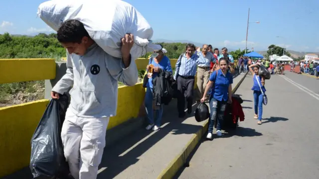 Venezolanos cruzando a hacer compras a Colombia