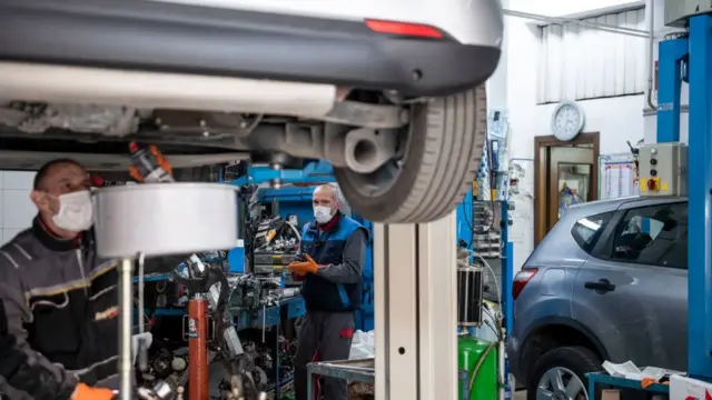 Trabajadores automotrices