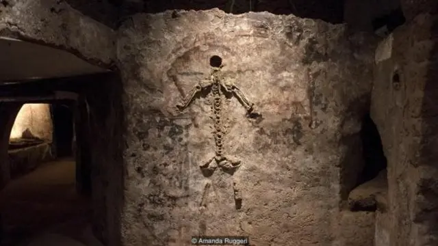 Potret ini menampilkan keseluruhan tengkorak - tapi disusun menggunakan tulang yang tersisa dari jasad yang berbeda, menciptakan 'penjaga' bagi para arwah.