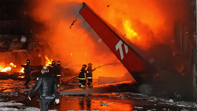 Bombeiros no local do acidente