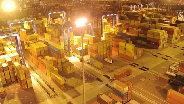 துறைமுகத்தில் கப்பல்களில் இருந்து இறக்கி வைக்கப்படும் சரக்குகளை கையாளும் முனையம்