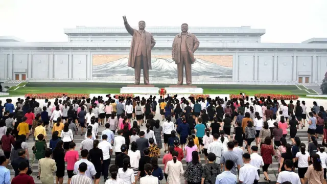 朝鲜民众集体到平壤万寿台拜谒金日成、金正日铜像（朝中社图片9/9/2017）