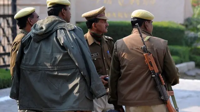 પોલીસકર્મીઓ