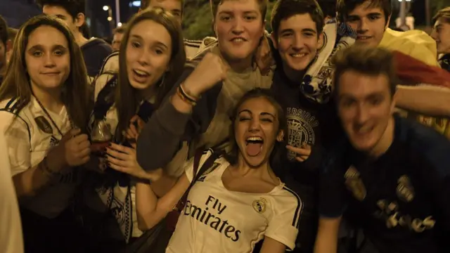 А так - у Мадриді, біля стадіону "Сантьяго Бернабеу" - домашнього поля "Реалу"