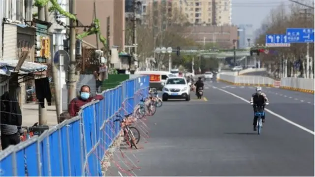 มีการติดตั้งแผงกั้นตามบ้านเรือนในเมืองอู่ฮั่น เพื่อป้องกันผู้คนออกมาแพร่เชื้อ แต่ขณะนี้มาตรการควบคุมต่าง ๆ ผ่อนคลายลงแล้ว