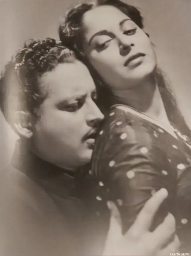 ‘પ્યાસા’માં વહીદા રહેમાન અને ગુરુ દત્ત. 1957માં રજૂ થયેલી આ ફિલ્મને ‘ટાઈમ’ સામયિકે વિશ્વની સર્વકાલીન ઉત્તમ 100 ફિલ્મોની યાદીમાં સ્થાન આપ્યું હતું.