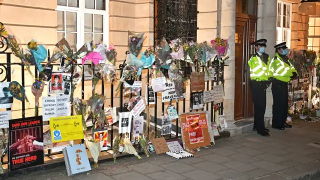 ตำรวจลอนดอนยืนควบคุมเหตุการณ์ที่ด้านหน้าสถานทูตเมียนมาในย่านเมย์แฟร์ กรุงลอนดอน