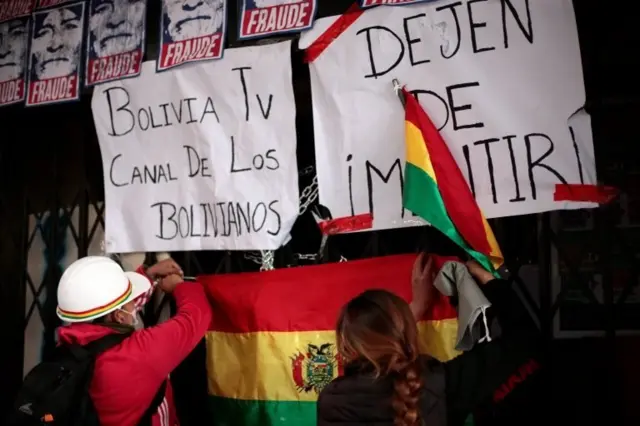 Protesta en la sede de Bolivia TV yRadio Patria Nueva