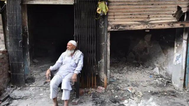 దిల్లీ అల్లర్లలో అనేక ఇళ్లు దహనమయ్యాయి