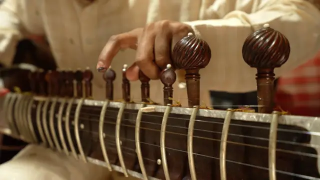 मिरज, स्वर, तंतुवाद्य, संगीत