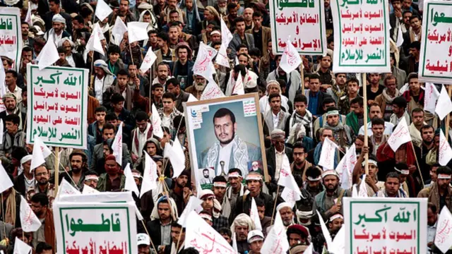 Sanaa'daki gösteride Husiler Abdülmelik el Husi'nin fotoğrafı ile "ABD ve İsrail'e ölüm" pankartları taşıyor