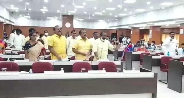 నగరంలో అనేక మౌలిక సదుపాయలు సరిగా లేవని ప్రతిపక్షాలు వాదిస్తున్నాయి.