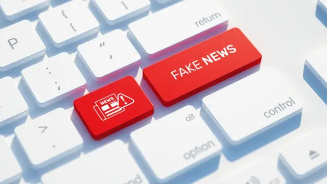 Computador com tecla fake news