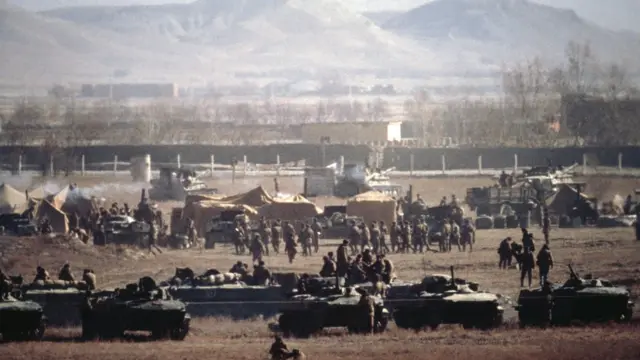 Ota qizini kamar bilan dumbasiga urgan porno video