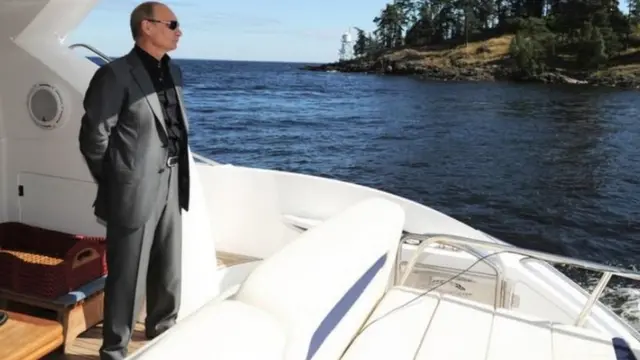 Putin wuxuu xirtaa dhar isku joog ah oo dooqiisa uu tosho