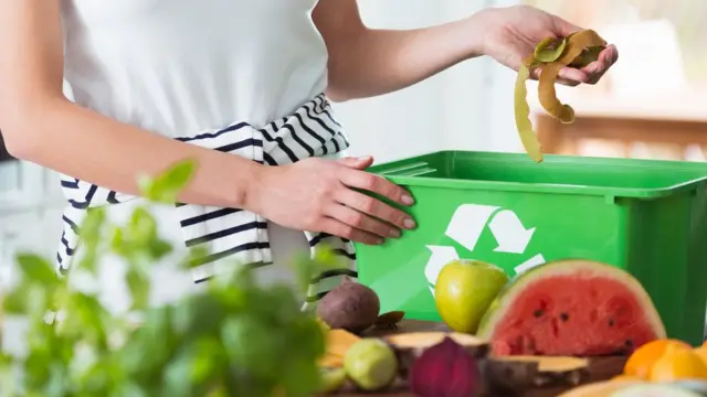 Mujer separando restos de alimentos.